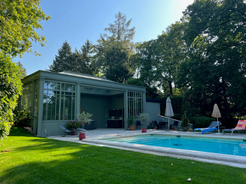 Le luxe au bord de la piscine