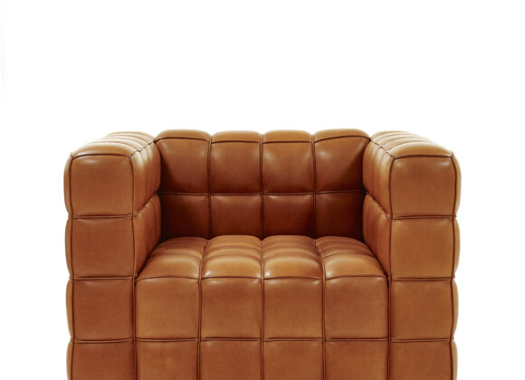WITTMANN: WO HANDWERK UND ÄSTHETIK VEREINT SIND Kubus Fauteuil in Natural brandy_Credit Wittmann