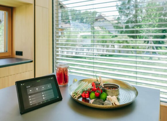 Smart Home - les meilleures technologies pour l'habitat (c)Loxone_Mountain-Top-Case-Study-Kitchen-Tablet-App