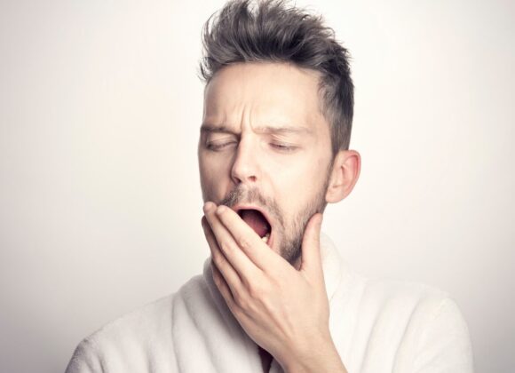 Schlaf-gut-Serie, Teil 1: Wohl geruht? gähnender Mann_Bild von Sam Williams auf Pixabay