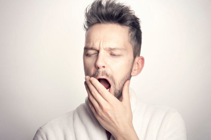 Schlaf-gut-Serie, Teil 1: Wohl geruht? gähnender Mann_Bild von Sam Williams auf Pixabay