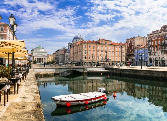 Holiday Homes, Teil 3 – Norditalien Landmarks and beautiful places (cities) of northern Italy - elegant Trieste with charming streets and canals