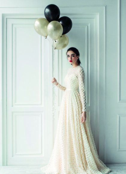 Beletage, Penthouse, Chalet – die 08/15 Vermarktung ist passé Beautiful girl at the studio with balloons