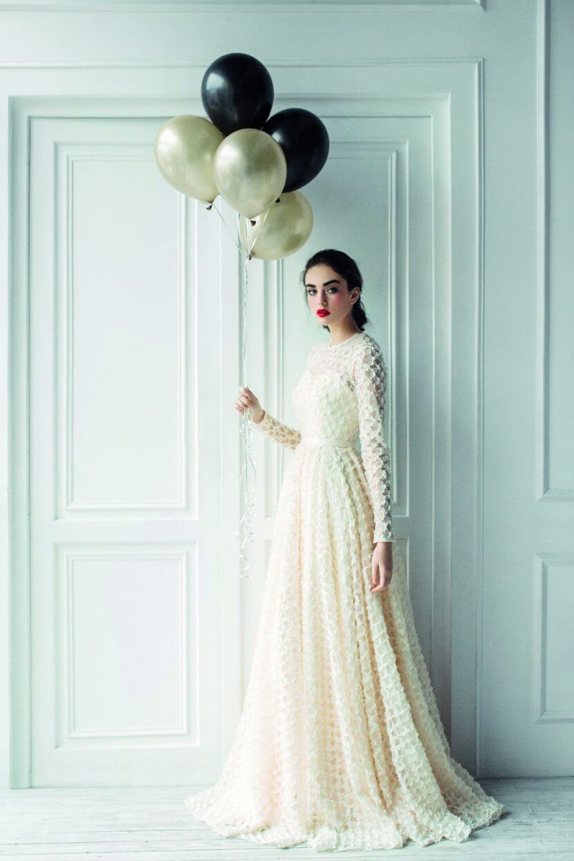 Beletage, Penthouse, Chalet – die 08/15 Vermarktung ist passé Beautiful girl at the studio with balloons