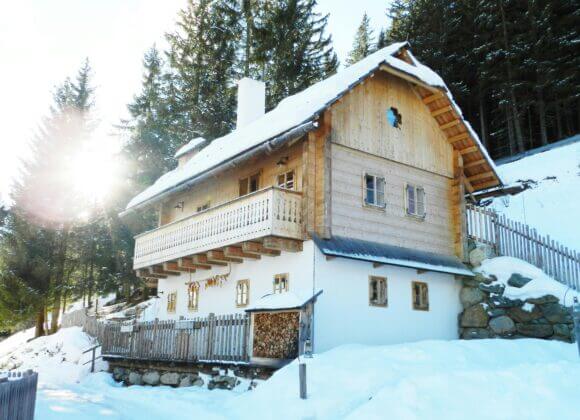Second home on the ski slopes Haus in den Bergen_pexels-nina-rath-774281