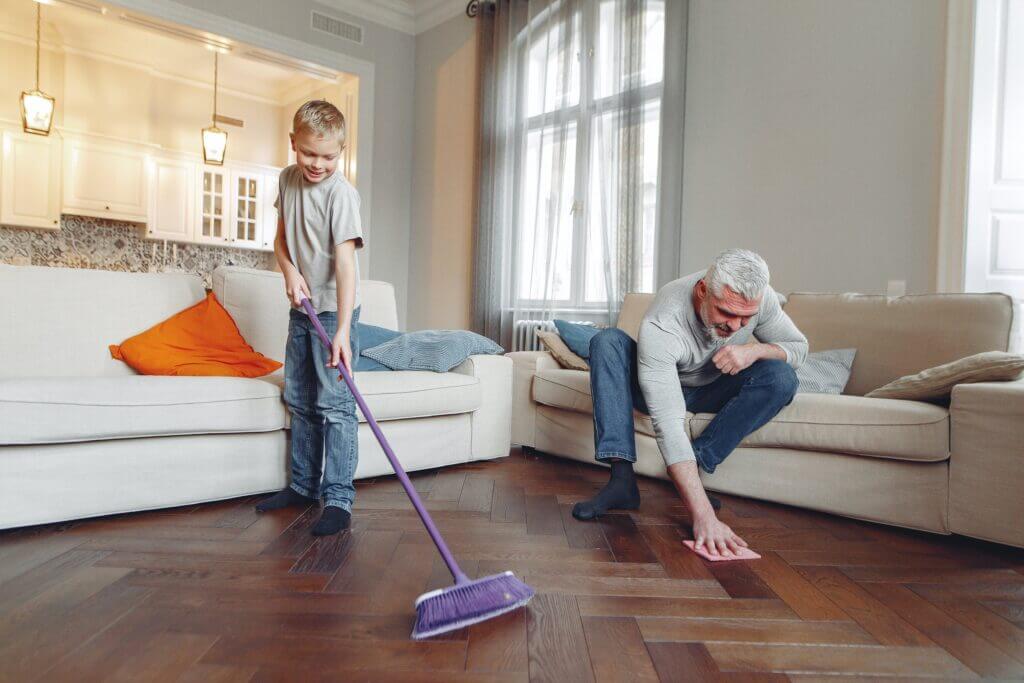 Ménage de printemps, nettoyer, nettoyer l'appartement, poussière fine, aspirateur