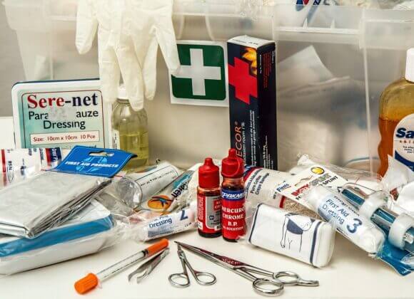 Was gehört unbedingt in eine Hausapotheke? first-aid_Bild von Steve Buissinne auf Pixabay