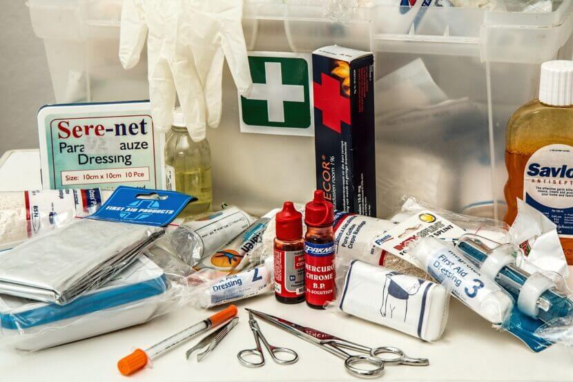 first-aid_Bild von Steve Buissinne auf Pixabay