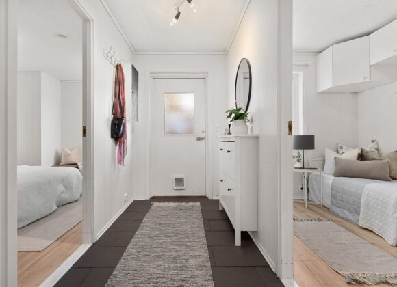 Blickfang Garderobe hallway-8896571_1280_Bild von Anna Lisa auf Pixabay