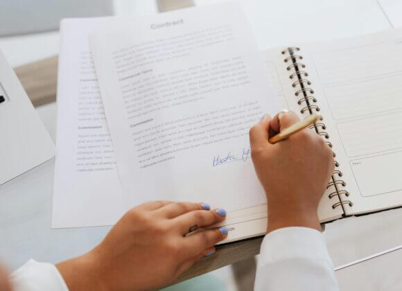 Open-ended tenancy agreement: What you always wanted to know Unterschrift Mietvertrag_pexels-karolina-grabowska-5387258