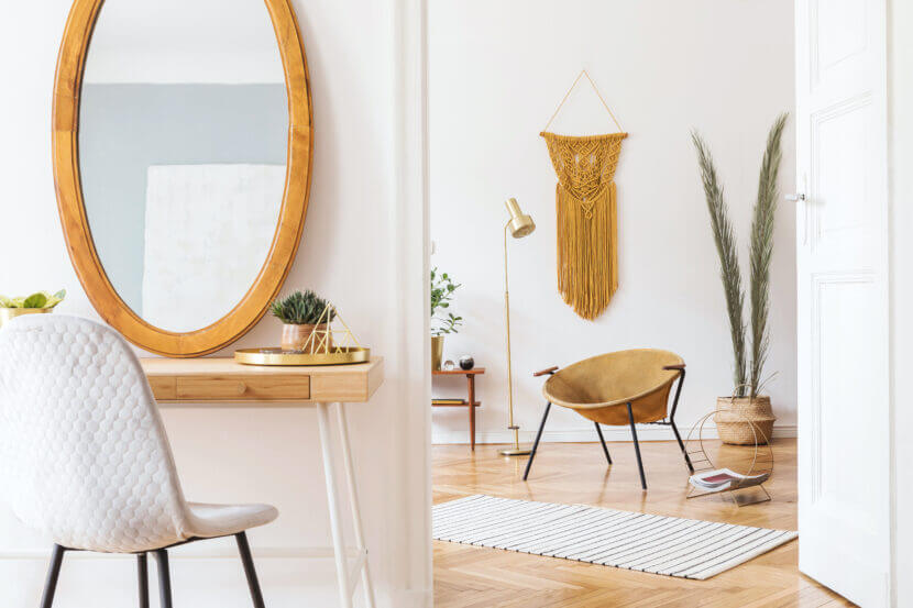 Wie Spiegel Ihre Räume optisch vergrößern Stylish and scanidnavian interior of apartment with big mirror,