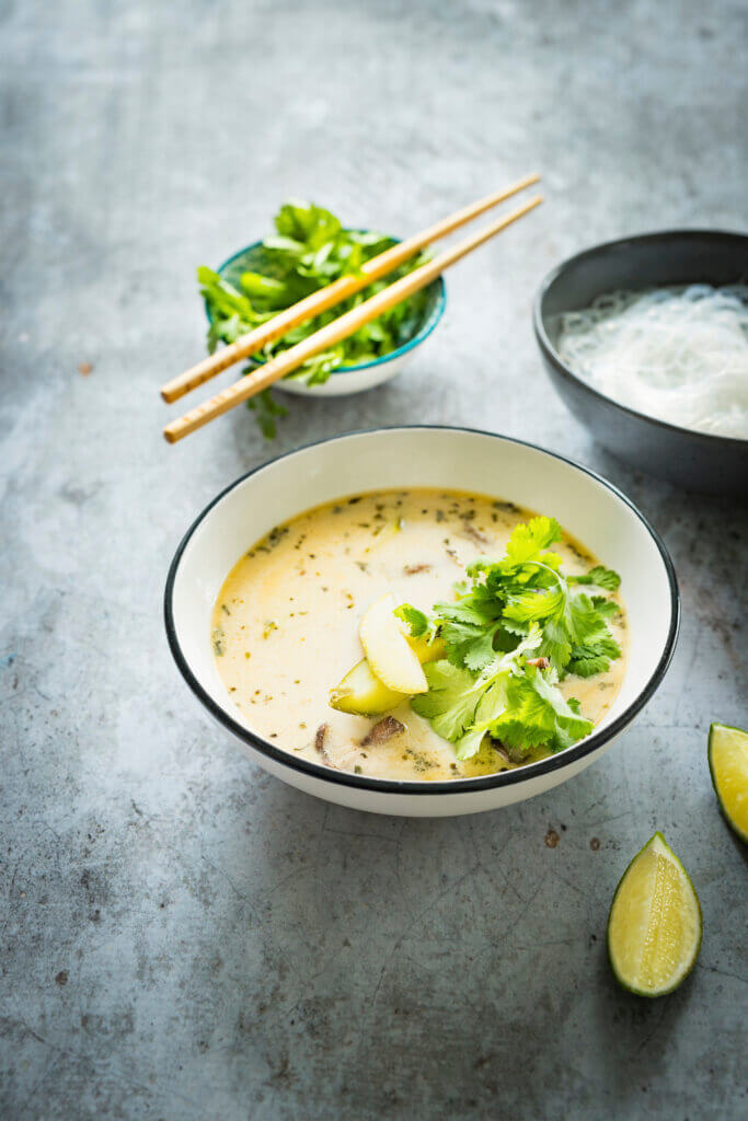 Recipes with zucchini, Thom Kha soup