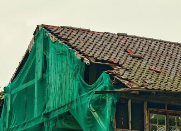 Sturmschäden – wer haftet? Dachschaden_Bild von Manfred Antranias Zimmer auf Pixabay_house-7416003_1280