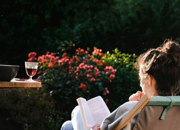 Summer is coming: seven books for your vacation Reading_Photo by Jubéo Hernandez on Unsplash