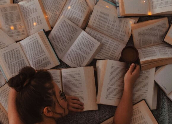 Reading corner & lighting ideas for book lovers gaman-alice-ZpnVeCKf6KM-unsplash