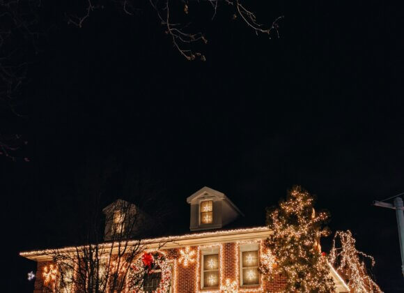 Pour que les lumières de Noël ne deviennent pas gourmandes en électricité Aufmacherbild_Foto von Juliana Malta auf Unsplash