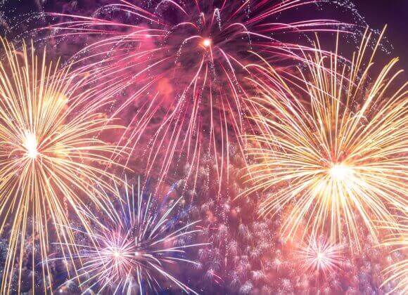 Silvester mit Haustier: So schützen Sie Hund & Katze vor Stress Feuerwerk_winston-chen-TylIfClYP8k-unsplash