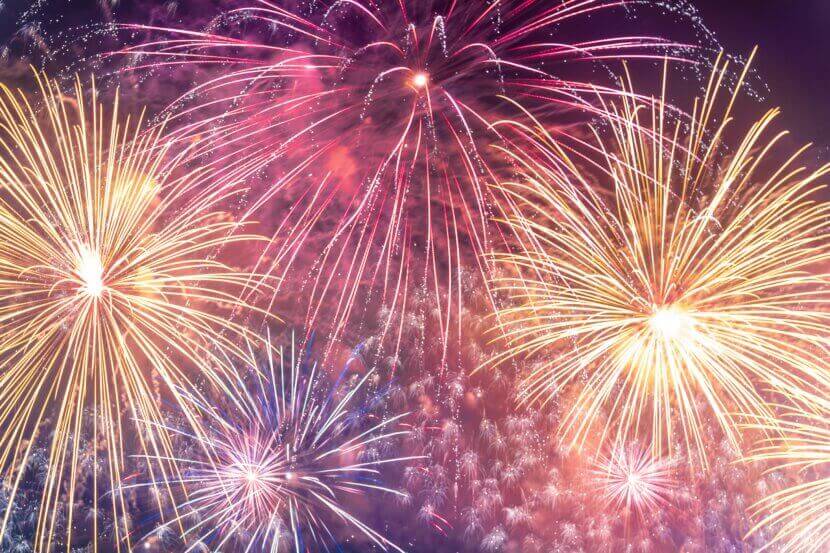 Feuerwerk_winston-chen-TylIfClYP8k-unsplash
