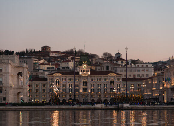 Reise-Serie, Teil 8: Unterwegs in … Triest fiery-sunset-in-the-gulf-of-trieste-adriatic-sea-2025-10-06-18-28-37-utc