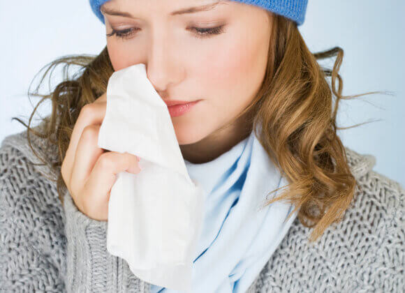 Immunsystem stärken: Keine Chance für Schnupfen & Co a-young-woman-wiping-her-tears-away-with-a-tissue-2025-10-17-00-53-32-utc