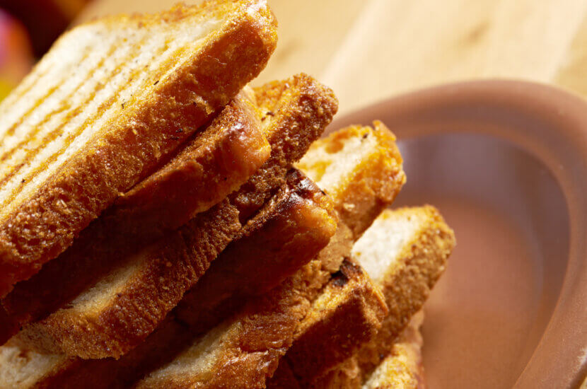 Journée du toast : Pourquoi une tranche de pain mérite un jour férié pile-toasted-bread-slices-for-breakfast-close-up-o-2025-10-14-09-15-51-utc
