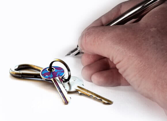 Fixed-term tenancy agreement - what is allowed, what is not? Signing MV_Image by Gerd Altmann on Pixabay