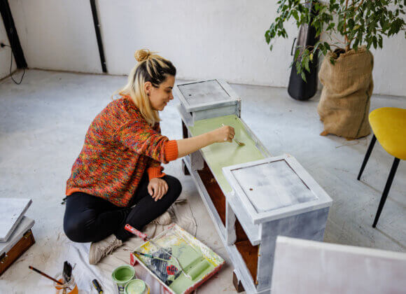 10 idées DIY IKEA pour plus de style, d'espace de rangement et de personnalité Happy lady painting old furniture