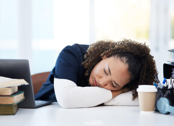 Blutzucker-Balance: Warum wir ständig müde sind – und was hilft woman-laptop-or-sleeping-medical-student-in-stres-2026-01-09-10-42-18-utc