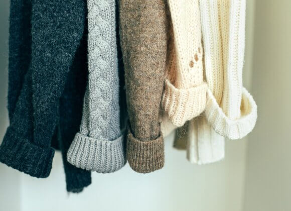 Stocker les vêtements d'hiver : les meilleures astuces de rangement T-shirt tricoté accroché dans le placard. ?ozy automne-hiver garde-robe
