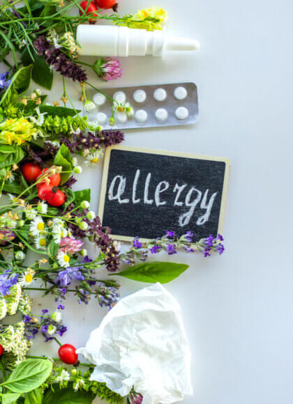 Wenn der Frühling reizt: Allergien im Blick Various herbs and flowers and allergies. Selective focus.