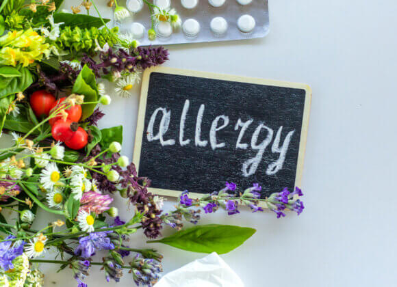 Wenn der Frühling reizt: Allergien im Blick Various herbs and flowers and allergies. Selective focus.