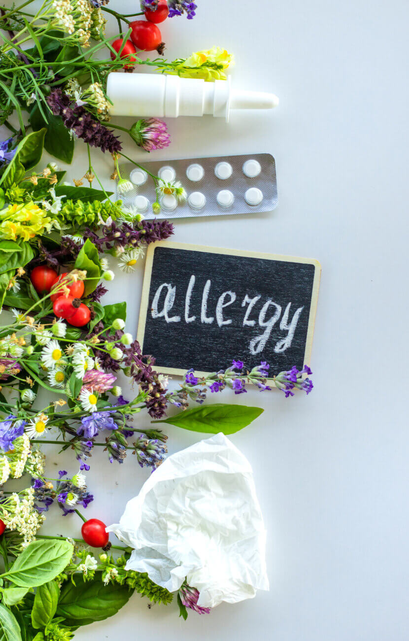 Wenn der Frühling reizt: Allergien im Blick Various herbs and flowers and allergies. Selective focus.