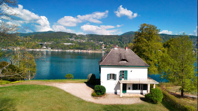 villa-au-bord-du-lac-de-Wörthersee-vue-sur-le-lac-emplacement-au-bord-du-lac-panorama