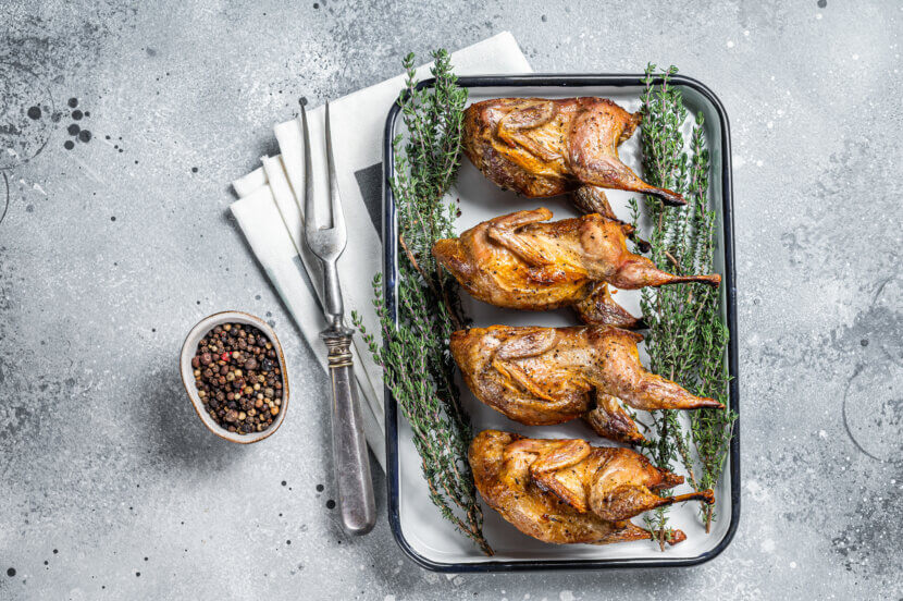 Cuisson de la volaille au barbecue : ces 5 spécialités surprendront tous vos invités Caille rôtie maison aux épices et aux herbes, cuite au four