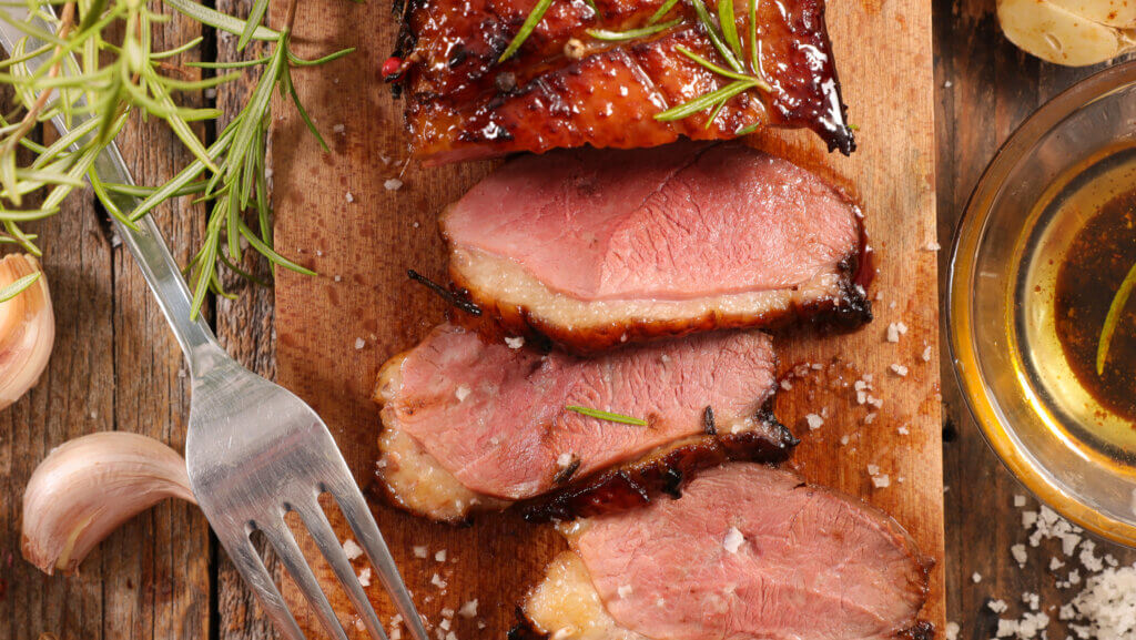 Cuisson de la volaille au barbecue, magret de canard au barbecue