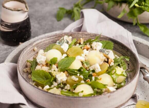 Kühlende Lebensmittel, was essen bei Hitze, sommerlicher Salat