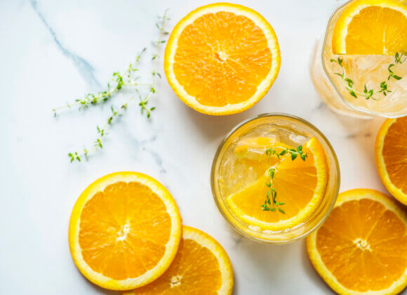 Лето в стакане: три необычных коктейля для жарких дней Orange and thyme infused water recipe