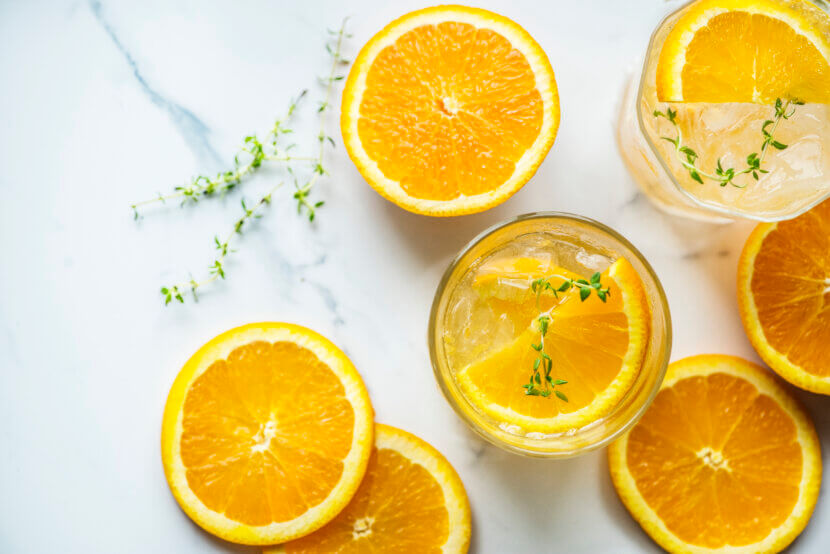 L'été dans un verre : trois boissons exceptionnelles pour les journées chaudes Orange and thyme infused water recipe