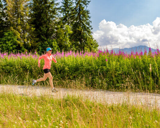 Sport bei Hitze: So trainieren Sie an heißen Tagen richtig Woman athlete trail running in mountains, sport and fitness