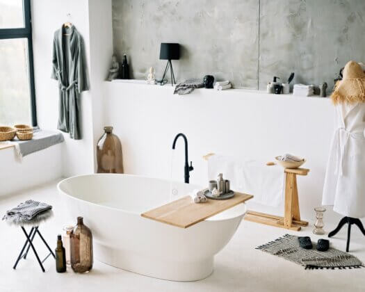 salle-de-bain-spa-détente-avec-baignoire-et-accessoires-2026-01-09-06-20-48-UTC
