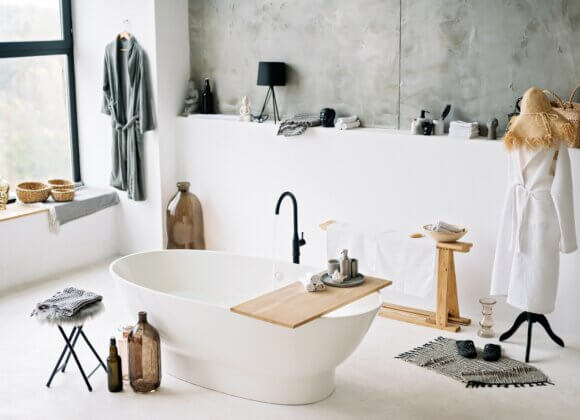 salle-de-bain-spa-détente-avec-baignoire-et-accessoires-2026-01-09-06-20-48-UTC