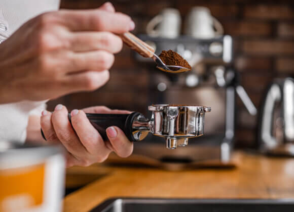 Coffee Bar für Zuhause: So wird die Kaffeeecke zum Lieblingsplatz Woman Is Pouring Coffee Into Espresso Machine Portafilter